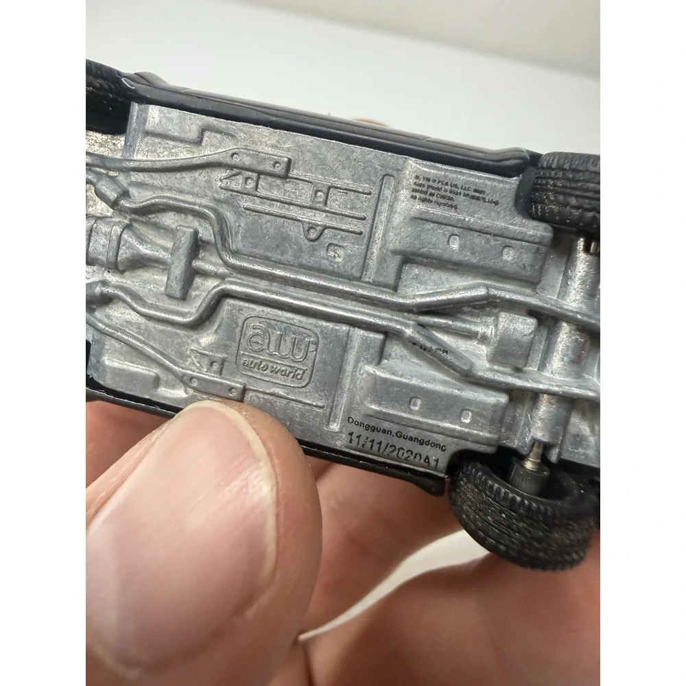 Auto World New Casting '19 Dodge Challenger R/T Scat Pack 1:64 Scale Diecast302A